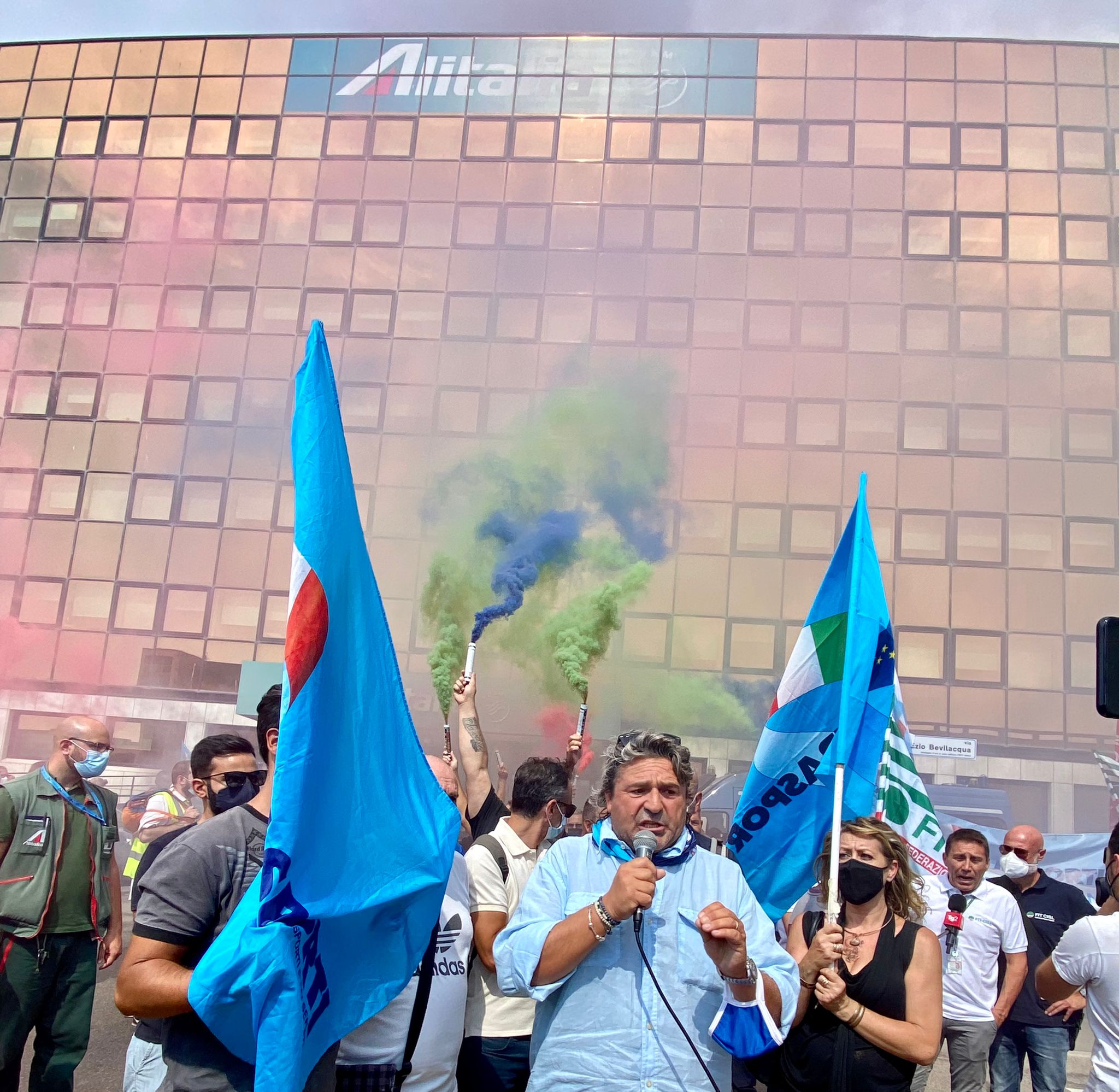 ASSEMBLEA LAVORATORI ALITALIA: Il Segretario Nazionale, Ivan Viglietti, spiega ai lavoratori le distanze rispetto alle proposte aziendali.