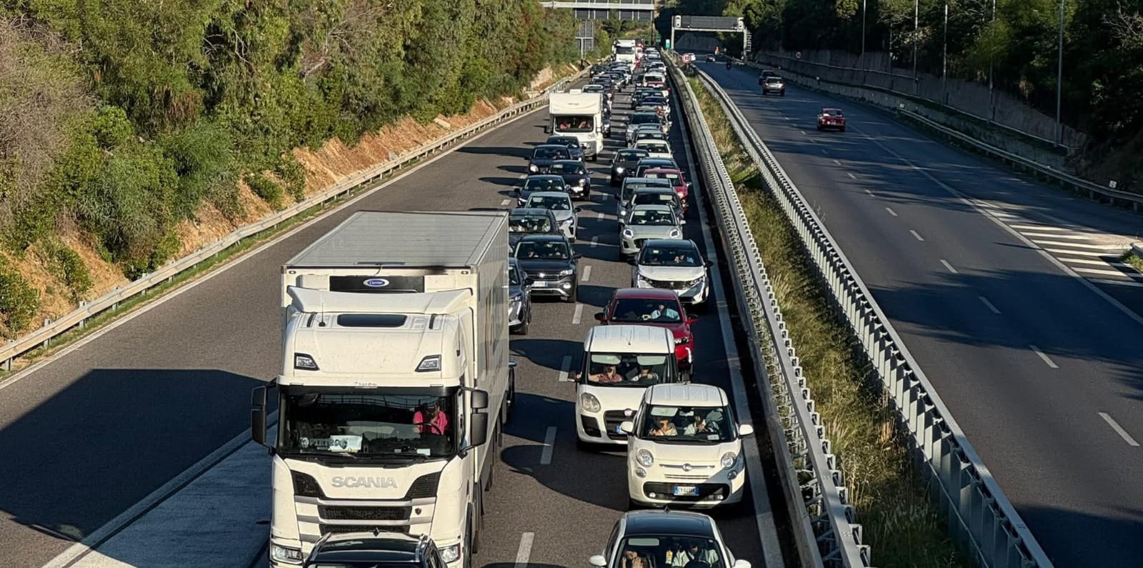 Caro carburante e trasporti in emergenza, Ronzoni e Di Cristina (Uil e Uiltrasporti): “Doppia emergenza in Sicilia, non si può viaggiare a 60 all’ora”