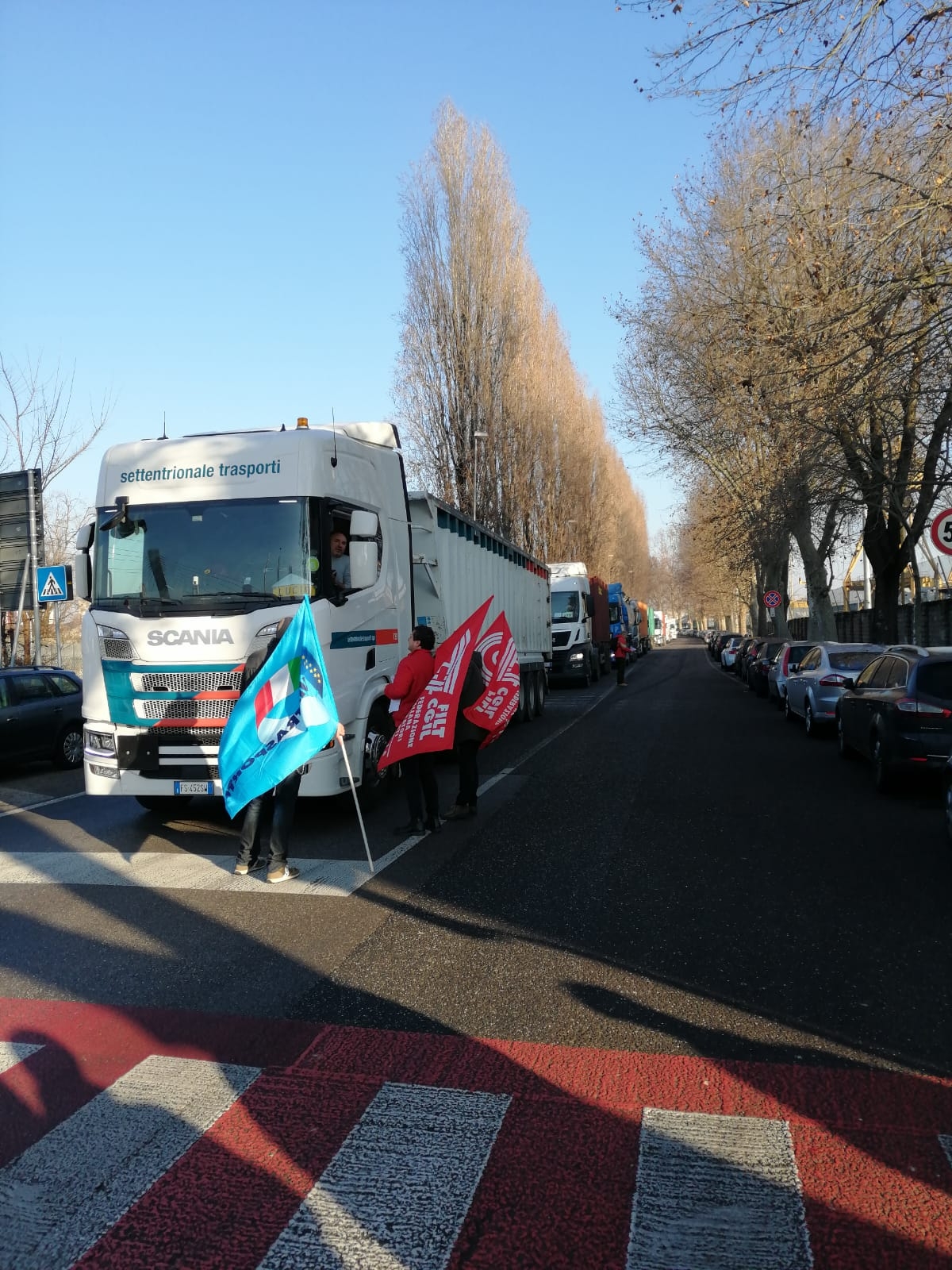 Sciopero: Sindacati, alta partecipazione autotrasporto contro modifiche tempi riposo