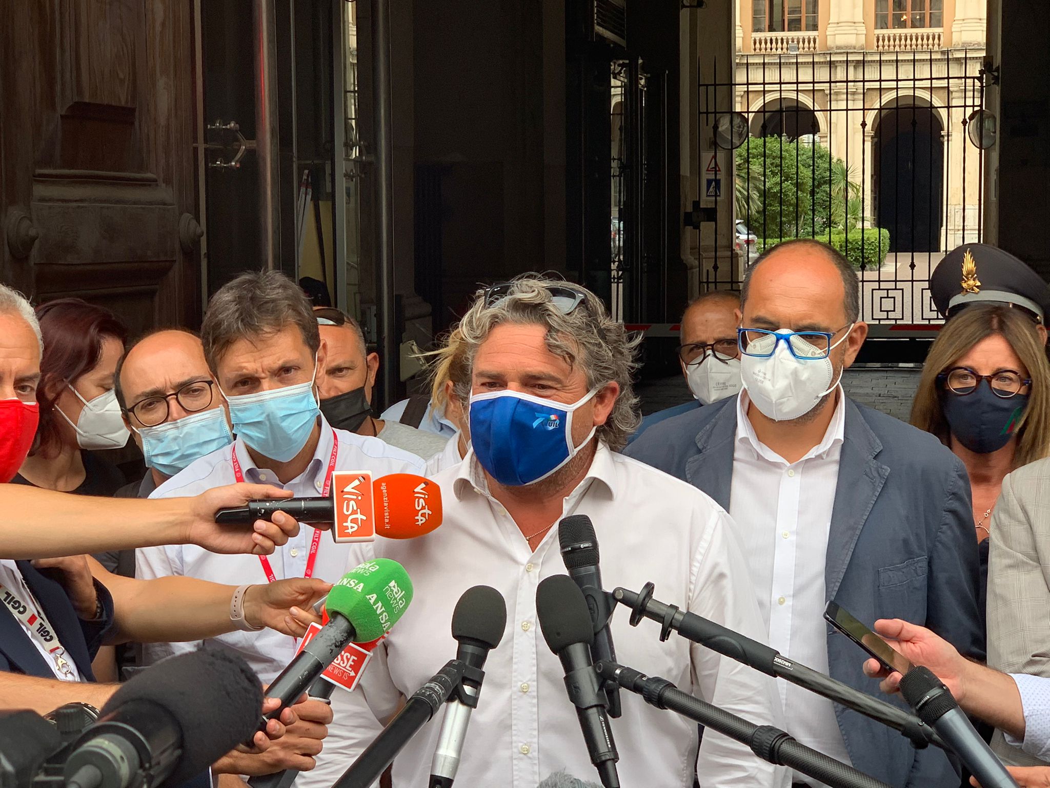 Il Segretario Nazionale, Ivan Viglietti, spiega ai lavoratori l'esito dell'incontro al MEF sulla vertenza Alitalia - ITA