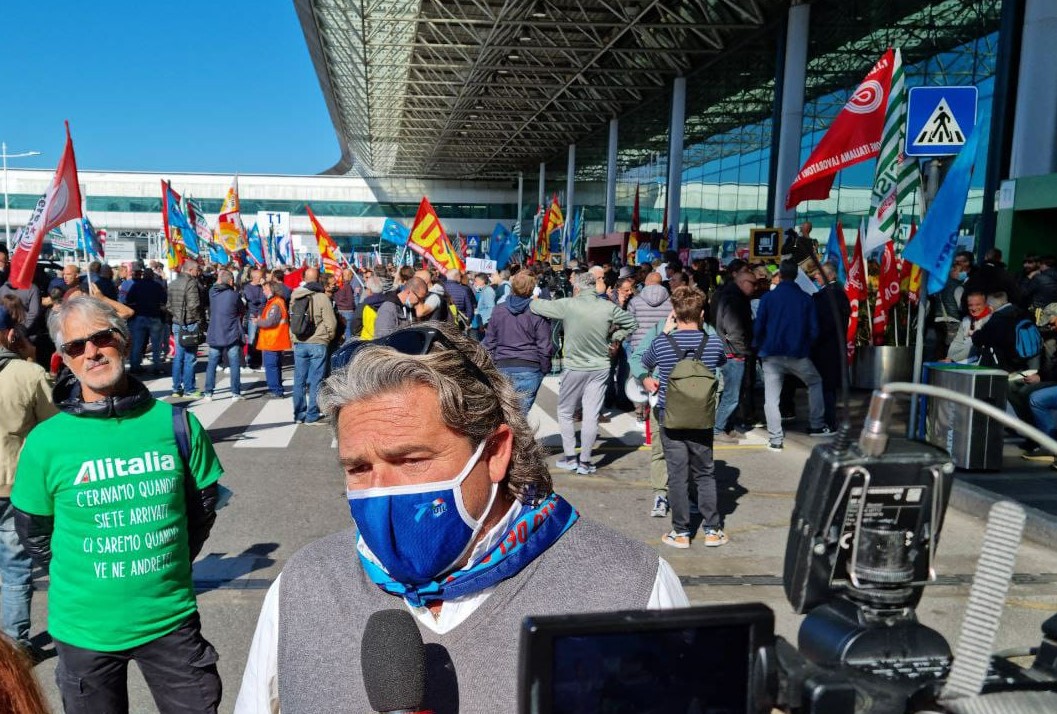 Il Segretario Nazionale, Ivan Viglietti, commenta il primo giorno di operatività della nuova Alitalia durante il presidio in corso a Roma Fiumicino. [VIDEO]